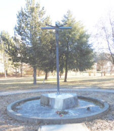 Kreuz der Hoffnung im Gemeindefriedhof